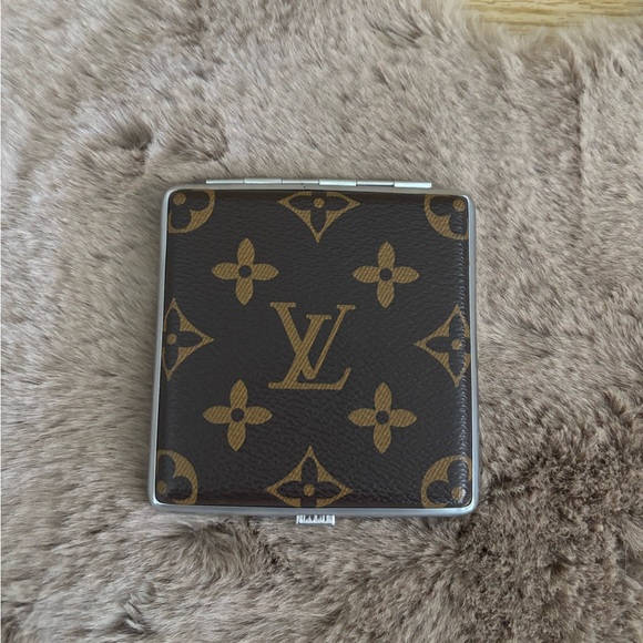Louis Vuitton - Picture 1 of 10